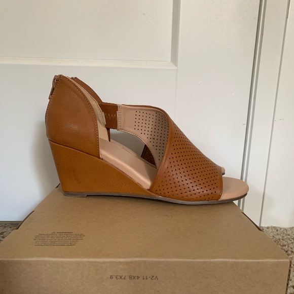 Journee Aretha Wedge Sandal - Womens Size 6.5 - Picture 2 of 9